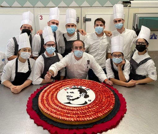 Lo staff della Pasticceria Buosi con la torta realizzata per il compleanno della leggenda del calcio Zlatan Ibrahimovic