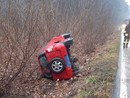 Le immagini dell'auto che si è ribaltata stamattina in via per Appiano a Tradate