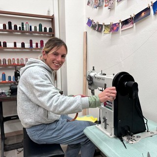 Maddalena Vossen al lavoro nella sua bottega artigianale