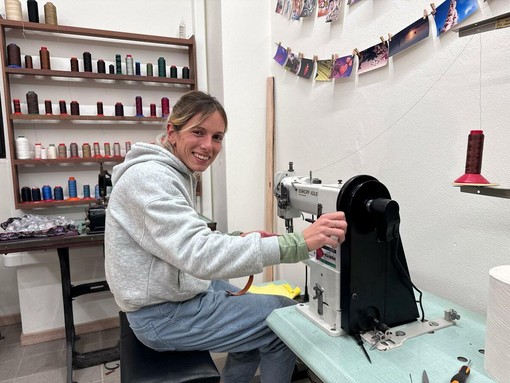 Maddalena Vossen al lavoro nella sua bottega artigianale