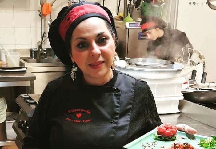 Tina Piccolomo nel suo regno, la cucina del ristorante Fra.Mar.Tina