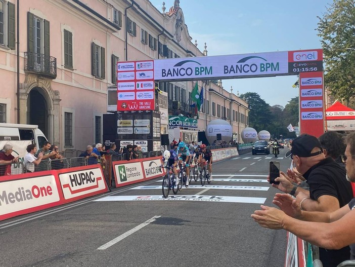 Matteo Turconi, secondo in maglia azzurra, nella fuga a 5 al passaggio in via Sacco Matteo Turconi, secondo in maglia azzurra, nella fuga a 5 al passaggio in via Sacco