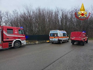 L'intervento di soccorso dei vigili del fuoco nei boschi di Turate