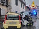 Schianto a Travedona Monate tra una Panda ed un van: soccorse sette persone, tra cui tre bimbi di 2, 3 e 8 anni