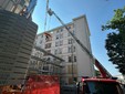 Le operazioni di soccorso dell'operaio caduto dall'impalcatura nel cantiere a Tradate Le operazioni di soccorso dell'operaio caduto dall'impalcatura nel cantiere a Tradate