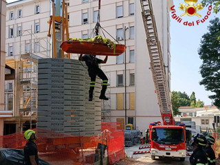 Le operazioni di soccorso dell'operaio caduto dall'impalcatura nel cantiere a Tradate