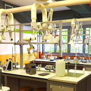 Laboratorio di chimica al Geymonat di Tradate