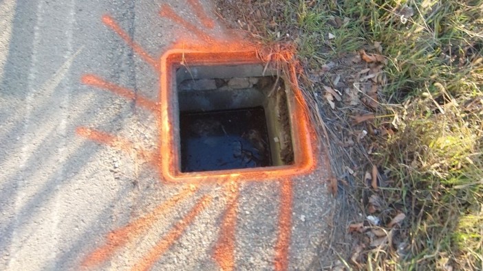 Uno dei tombini rubati tra Origgio e Caronno Pertusella Uno dei tombini rubati tra Origgio e Caronno Pertusella