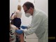 Giuseppe Bascialla mentre vaccina (foto da Facebook del sindaco)