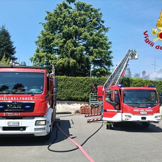 I vigili del fuoco in azione in via della Stria a Tradate