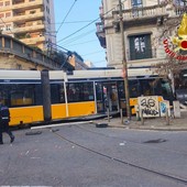 Tram deragliato, feriti non in pericolo di vita. Proseguono le indagini: ipotesi malore del conducente