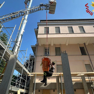 Le operazioni di soccorso dell'operaio caduto dall'impalcatura nel cantiere a Tradate Le operazioni di soccorso dell'operaio caduto dall'impalcatura nel cantiere a Tradate