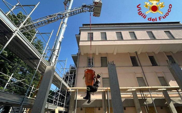Le operazioni di soccorso dell'operaio caduto dall'impalcatura nel cantiere a Tradate