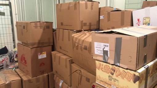Alcuni degli scatoloni di beni di prima necessità da spedire in Ucraina