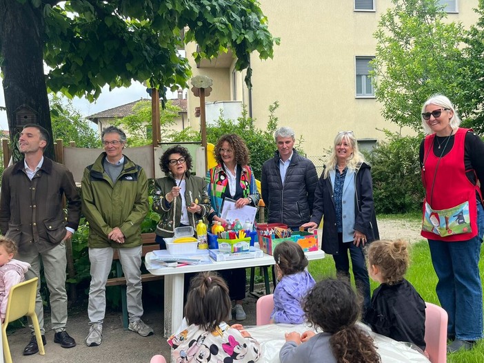 Questa mattina si sono svolte le votazioni per la scelta dei colori della scuola dell'infanzia di Lissago che hanno visto come protagonisti i bambini dell'asilo Questa mattina si sono svolte le votazioni per la scelta dei colori della scuola dell'infanzia di Lissago che hanno visto come protagonisti i bambini dell'asilo