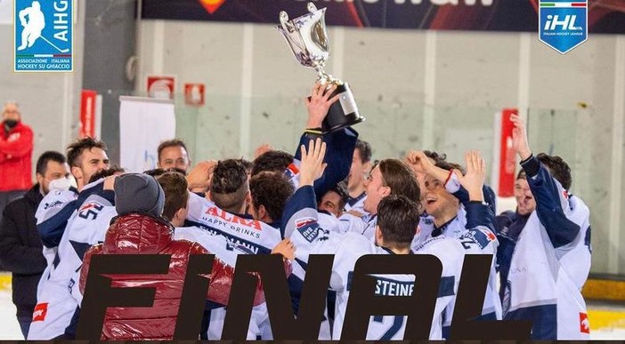 L'Unterland alza al cielo la seconda Coppa Italia consecutiva (foto tratta dalla pagina Instagram ufficiale aihg hockey)