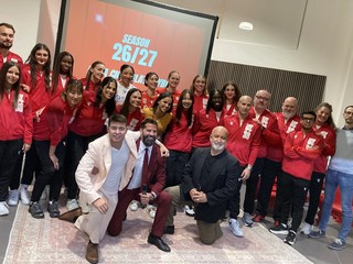 Foto di gruppo con il vicesindaco Luca Folegani ed i presentatori della serata Foto di gruppo con il vicesindaco Luca Folegani ed i presentatori della serata