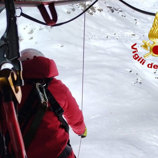 Escursionista in difficoltà nella neve in Val Vigezzo, salvato con l'elicottero Drago 166 di Malpensa