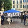 Il gazebo del Movimento Vidoletti contro la ciclabile di viale Belforte a Varese