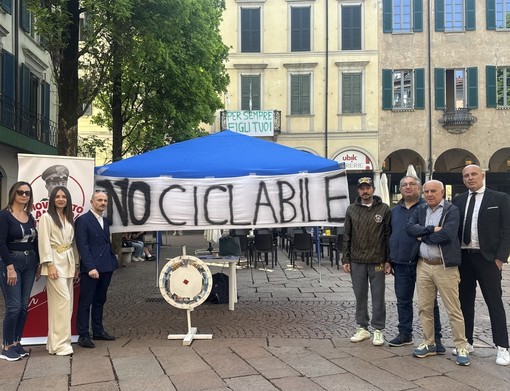 Il gazebo del Movimento Vidoletti contro la ciclabile di viale Belforte a Varese