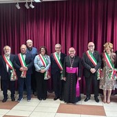 Monsignor Delpini con i sindaci della Valceresio (foto dalla pagina Facebook Uniti per Arcisate) Monsignor Delpini con i sindaci della Valceresio (foto dalla pagina Facebook Uniti per Arcisate)