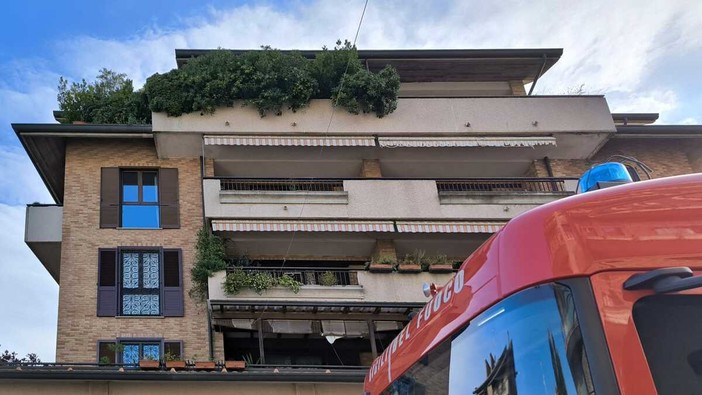 Fumo da un appartamento in via Milazzo, anziana portata in ospedale. All'origine un piano a induzione