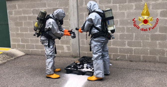 Le operazioni condotte dai vigili del fuoco di Varese in via Per Schianno Le operazioni condotte dai vigili del fuoco di Varese in via Per Schianno