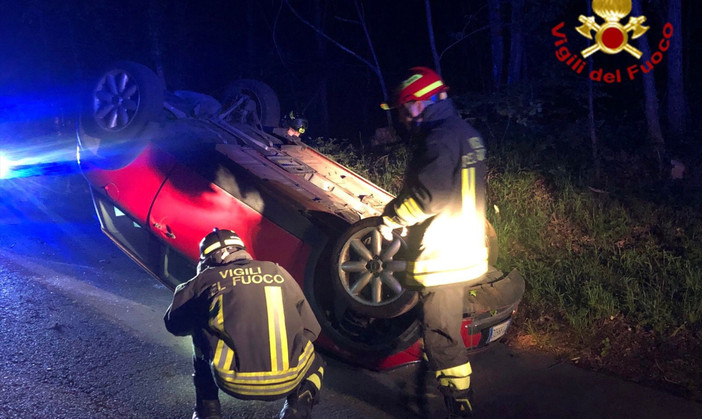 Le immagini dell'auto ribaltata stanotte in via per Golasecca a Vergiate