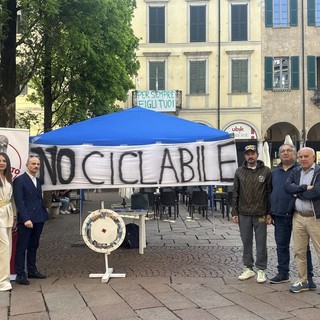 Il gazebo del Movimento Vidoletti contro la ciclabile di viale Belforte a Varese