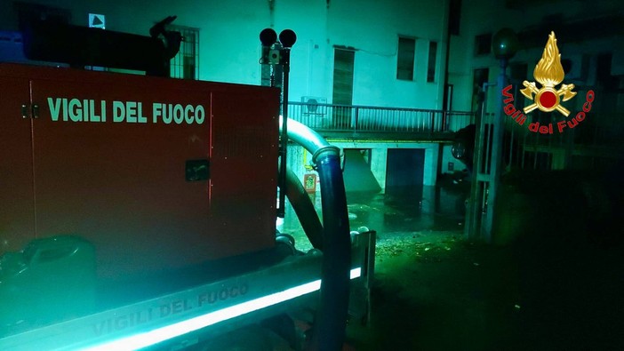 Intervento notturno dei vigili del fuoco in una casa allagata per il maltempo Intervento notturno dei vigili del fuoco in una casa allagata per il maltempo
