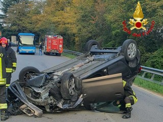 L'auto ribaltata in via Gaggio a Varese dopo l'incidente stradale L'auto ribaltata in via Gaggio a Varese dopo l'incidente stradale