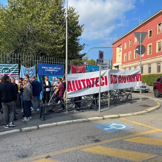 Il presidio di protesta davanti a Villa Recalcati dei sindacati di categoria dei vigili del fuoco di Varese