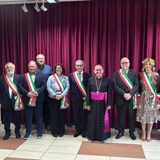 Monsignor Delpini con i sindaci della Valceresio (foto dalla pagina Facebook Uniti per Arcisate)