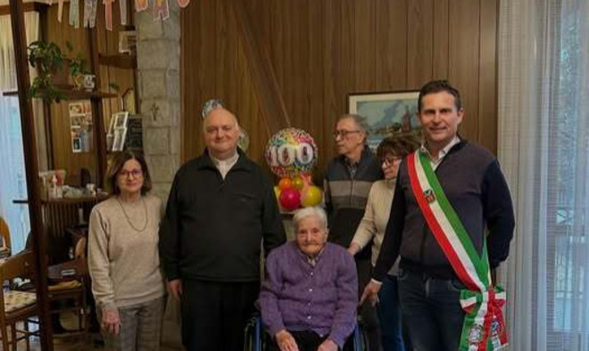 I festeggiamenti per i 100 anni della signora Teresa Cremona (foto dalla pagina Facebook del sindaco Premazzi) I festeggiamenti per i 100 anni della signora Teresa Cremona (foto dalla pagina Facebook del sindaco Premazzi)