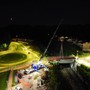 La posa della passerella sulla ferrovia (foto da Facebook del sindaco Parrino)