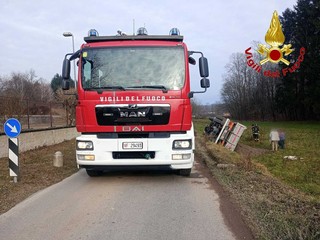 Il camion ribaltato a Viggiù