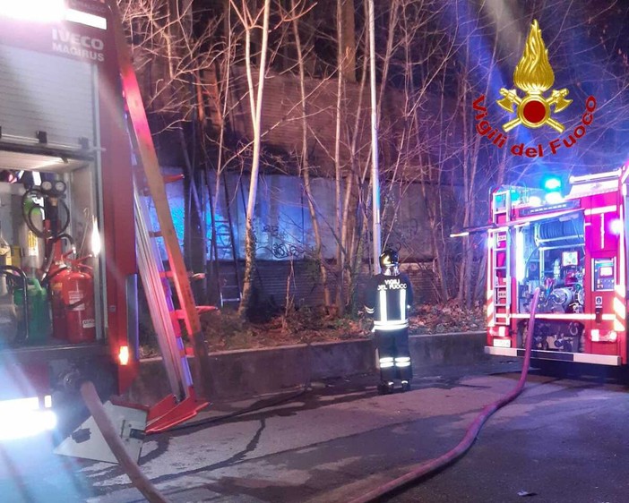 Le immagini dell'intervento dei vigili del fuoco di stanotte in via Correnti a Varese