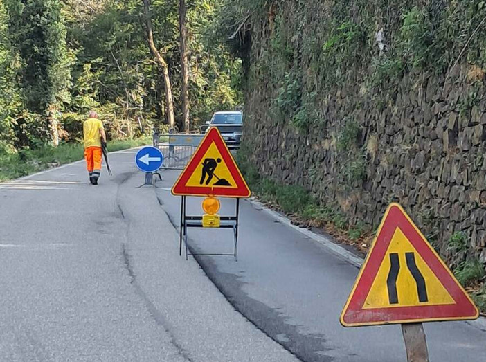 Il tratto di Sp29 all'Alpe Tedesco dove si è verificato il cedimento (foto tratta dalla pagina Facebook del Comune di Valganna)