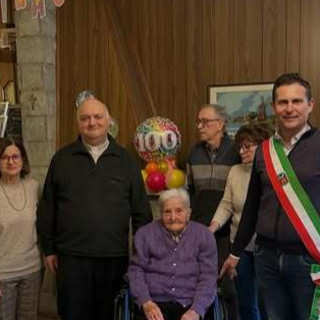 I festeggiamenti per i 100 anni della signora Teresa Cremona (foto dalla pagina Facebook del sindaco Premazzi)