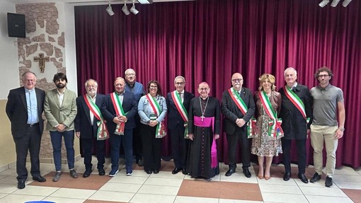 Monsignor Delpini con i sindaci della Valceresio (foto dalla pagina Facebook Uniti per Arcisate) Monsignor Delpini con i sindaci della Valceresio (foto dalla pagina Facebook Uniti per Arcisate)