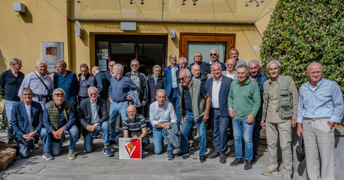 Il gruppo dei grandi del Varese oggi riuniti al ristorante "Vecchia Riva" (Foto Galbiati) Il gruppo dei grandi del Varese oggi riuniti al ristorante "Vecchia Riva" (Foto Galbiati)