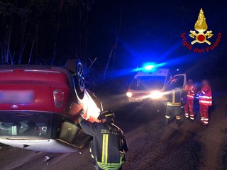 Le immagini dell'auto ribaltata stanotte in via per Golasecca a Vergiate