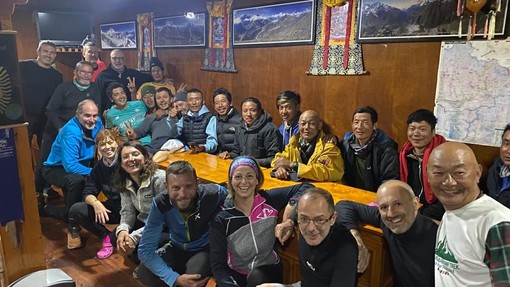FOTO. L'altro Nepal del varesino Ngima Sherpa: «Abbiamo portato 150 chili di vestiti invernali per i bambini della nostra associazione»