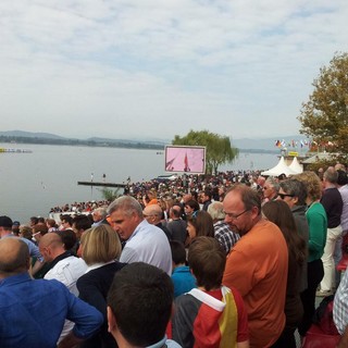 Un'orchestra su un pontile galleggiante e oltre cinquanta giovani atleti sul lago: la Canottieri Varese svela la cerimonia d'apertura degli Europei 2026
