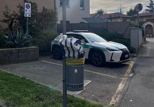 Abbandona rifiuti indifferenziati nel cestino davanti al comando della polizia locale di Vergiate: individuato dalle telecamere Abbandona rifiuti indifferenziati nel cestino davanti al comando della polizia locale di Vergiate: individuato dalle telecamere