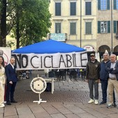 Il gazebo del Movimento Vidoletti contro la ciclabile di viale Belforte a Varese