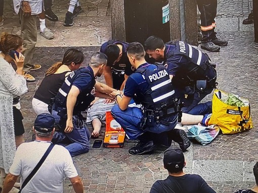 L'intervento decisivo della polizia in piazza San Giuseppe a Varese che ha salvato la vita della signora di 80 anni colta da un grave malore L'intervento decisivo della polizia in piazza San Giuseppe a Varese che ha salvato la vita della signora di 80 anni colta da un grave malore