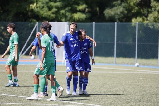 Che gol per la Varesina con il Gozzano (foto Scaringi - Varesina Calcio) Che gol per la Varesina con il Gozzano (foto Scaringi - Varesina Calcio)
