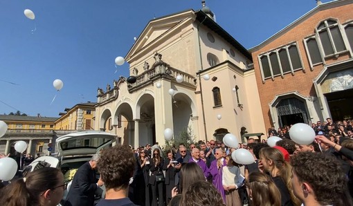 Varese e Biumo si sono fermate per l'ultimo abbraccio a Matteo