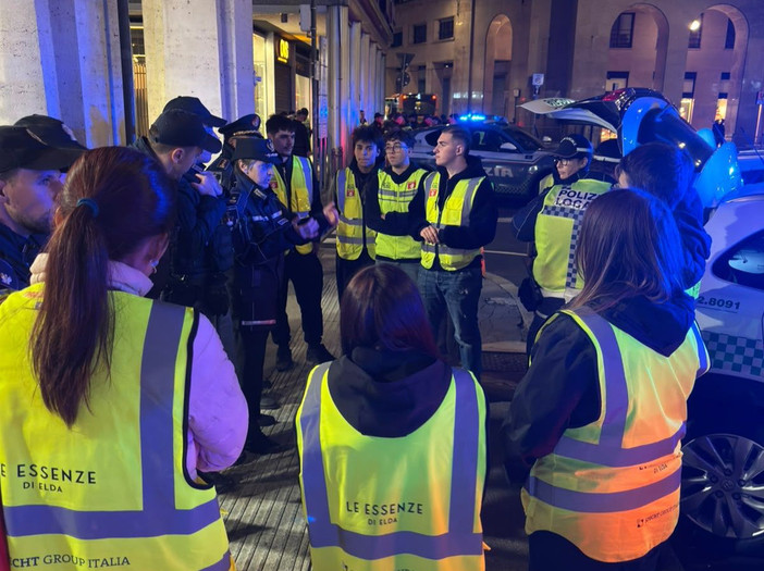 «Come cambia il mondo dall'altra parte del finestrino». I ragazzi di "On the Road" sulle volanti della polizia in provincia di Varese «Come cambia il mondo dall'altra parte del finestrino». I ragazzi di "On the Road" sulle volanti della polizia in provincia di Varese